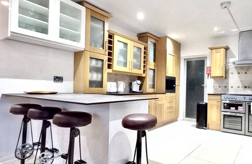 Cambridge House | CAMBRIDGE PREMIUM LUXURY 4 Bedroom Large House with Parking| 5 mins to River Cam