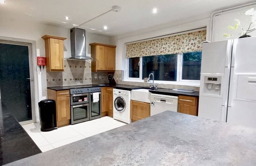 Cambridge House | CAMBRIDGE PREMIUM LUXURY 4 Bedroom Large House with Parking| 5 mins to River Cam