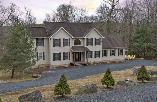 Cresco House | CamelbackSKI 4BR+BonusRoom Firepit,Hottub,Casino,Kalahari Linens !