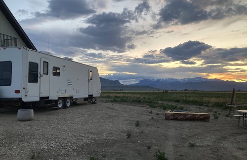 Cody House | Camper/RV @ The Rendezvous - Wi-Fi, fire pit, A/C