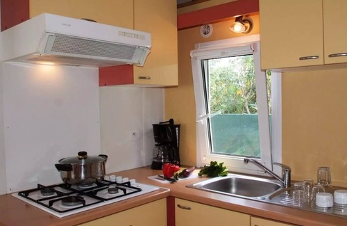 Saint-Mitre-les-Remparts House | Camping Félix de la bastide * - Mobile Home Montana. Eco 3 rooms 6 people Air-conditioned