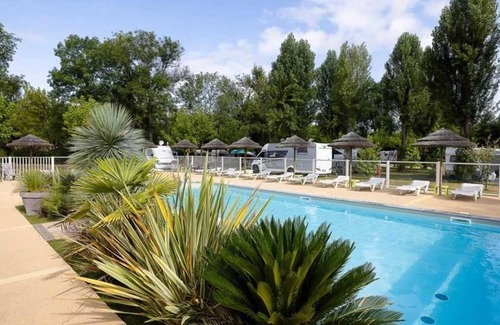 Montpon-Menesterol House | Camping 3 étoiles - Piscine - ccba0ah
