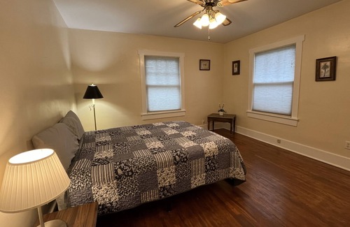 Champaign House | Campus Victorian. Walk-bus-bike