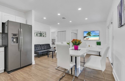 Kendale Lakes Villa | Canal-Side Townhouse w/Pool & Firepit