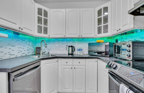 Kendale Lakes Villa | Canal-Side Townhouse w/Pool & Firepit