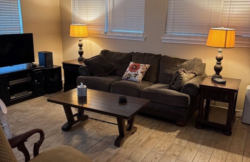 Wills Point Bed & Breakfast | Candle Tree B & B with Country Charm. Close to 1ST Monday Trades Day.