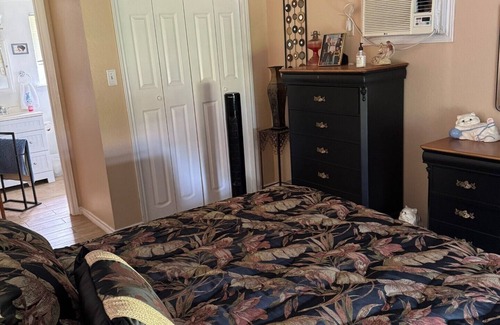 Wills Point Bed & Breakfast | Candle Tree B & B with Country Charm. Close to 1ST Monday Trades Day.
