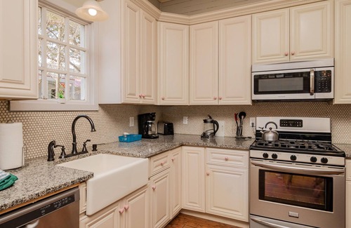 Southport House | Candy Store House: Vintage-Wow! Historic Charm Meets Modern Flair Close to Shopp