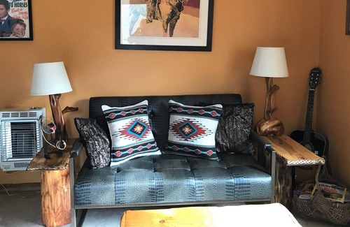 Tyrone Apartment | Canta a mi Alma (Sings to my Soul) with the Gila National Forest at front/back