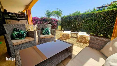 Costa Esuri Apartment | (CAP001) Con jardín y acceso a la piscina.