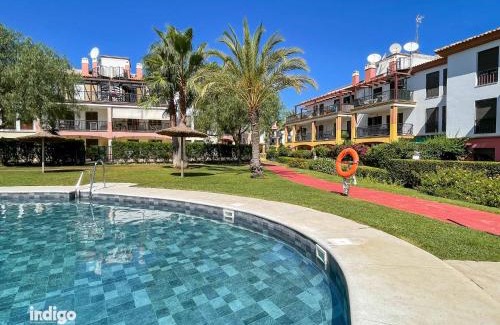 Costa Esuri Apartment | (CAP001) Con jardín y acceso a la piscina.