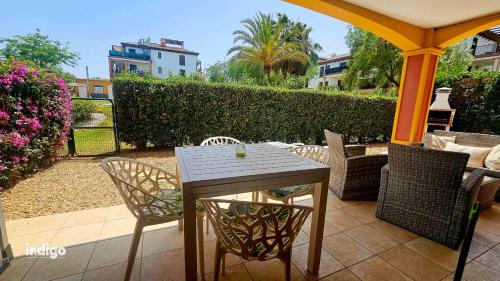 Costa Esuri Apartment | (CAP001) Con jardín y acceso a la piscina.