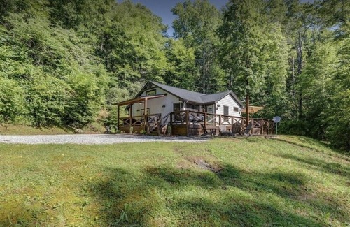 Cashiers Cottage | Caribou Cabin!🏠 New Reno!⭐️ New Hot Tub 🛁 Lake View! 🦆Fire Pit!🔥