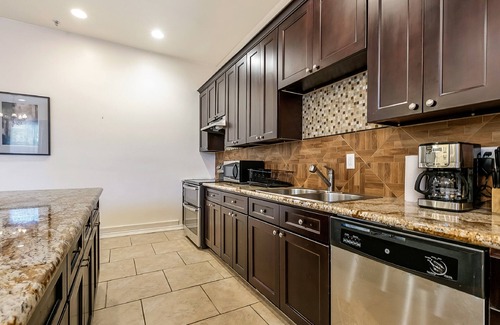 Faubourg Lafayette Condo | Carondelet Street Modern Suites