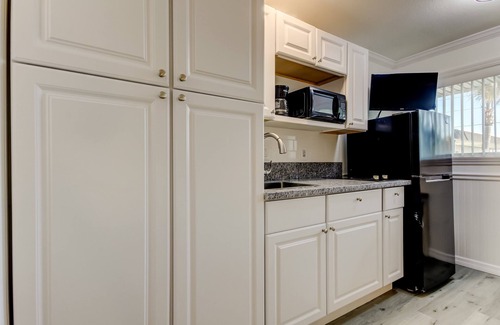 Sunset Reef Hotel | 🏖️Carousel Suites #9 - Coastal Studio Steps to the Beach!