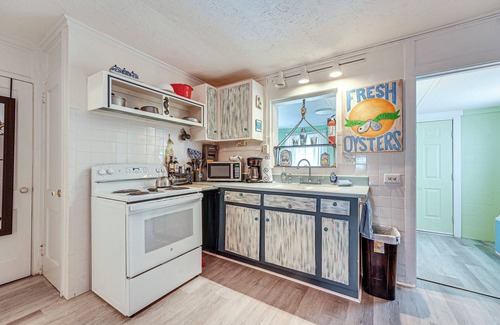 Lanark Village Cottage | Carrabelle Cottage w/BBQ Grill ~ 7 Mi to Beach!