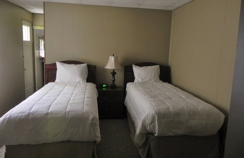 Hubbard Cabin | Carriage House Cabin sleeps 4 with 1 Bathroom