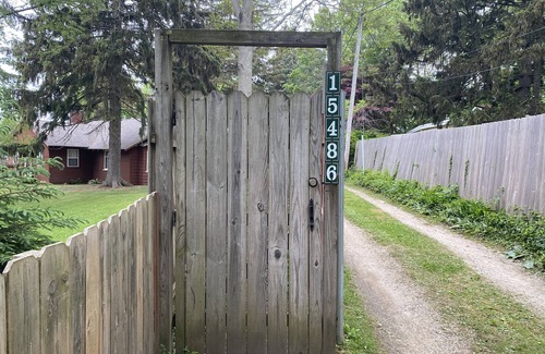 Lakeside House | Carrie's Cottage - Charming Duplex Style 3 Bedroom Cottage with Beach Access!