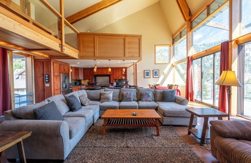 June Lake House | Carson View , amazing views of Carson Peak and Gull Lake, walk to Gull Lake & town