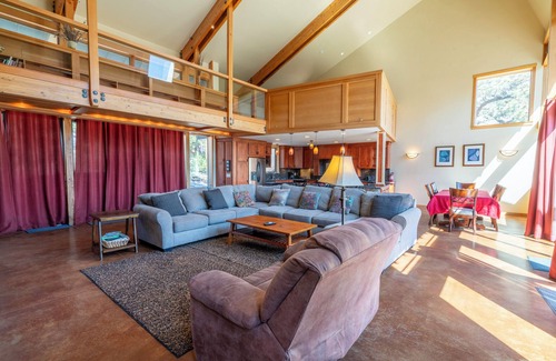 June Lake House | Carson View , amazing views of Carson Peak and Gull Lake, walk to Gull Lake & town