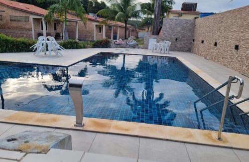 Pilar House | Casa 85 m2 no FORTE 2 quartos campinho piscinas 2 vagas no estacionamento portaria ar condicionado para 8 pessoas