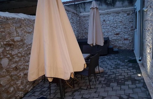 Grad Apartment | Casa Antea - 3 Bedroom with Hot Tub, Terrace and Free Parking