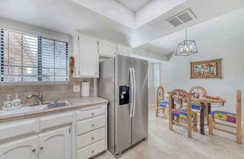 Raisin House | Casa Barrera Soothing 3-Bedroom Home in a North East Fresno!