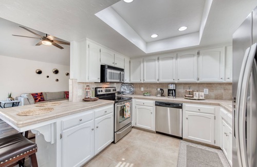 Raisin House | Casa Barrera Soothing 3-Bedroom Home in a North East Fresno!