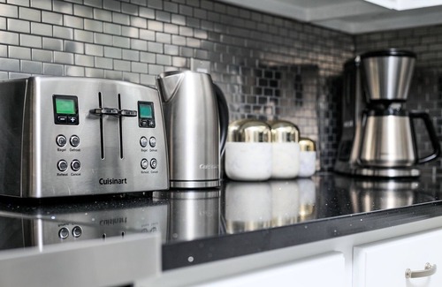 Acme Condo | ⛳ Casa Blanco: Hilltop Condo | Luxe Interiors + Bay Views + Walk to Dining ➠ 5736