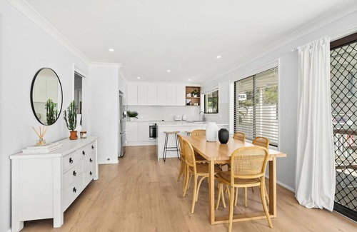 Mollymook Beach House | Casa Blanco | Walk to Beach, Restaurants & Shops. Stay 3, Pay 2 During Winter!