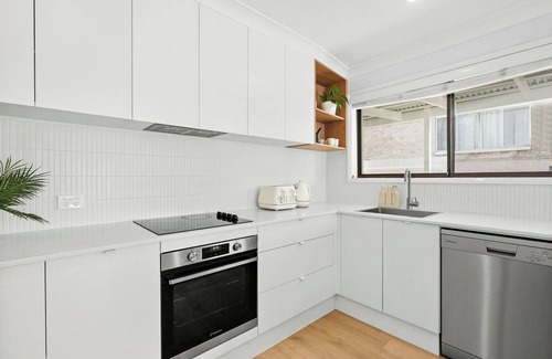 Mollymook Beach House | Casa Blanco | Walk to Beach, Restaurants & Shops. Stay 3, Pay 2 During Winter!