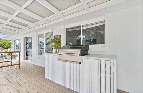 Mollymook Beach House | Casa Blanco | Walk to Beach, Restaurants & Shops. Stay 3, Pay 2 During Winter!