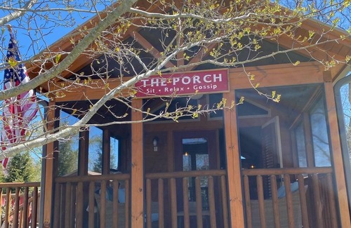 Upward Cabin | *CASA BONITA* Hiking, Biking, Wineries, Breweries