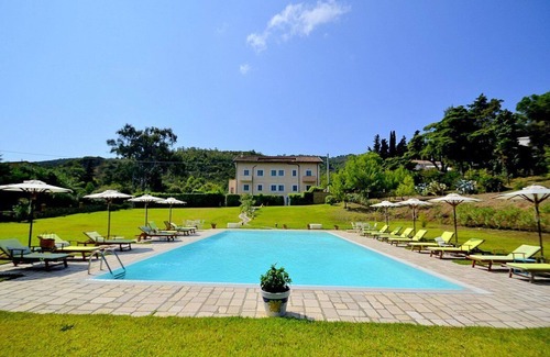 Castellabate House | Casa Cedrina B: A welcoming apartment that is part of a villa surrounded by the greenery, with Free WI-FI.