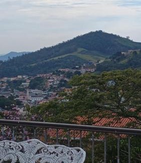 Serra Negra House | Casa com piscina para até 6 pessoas com duas camas de casal e sofá-cama casal