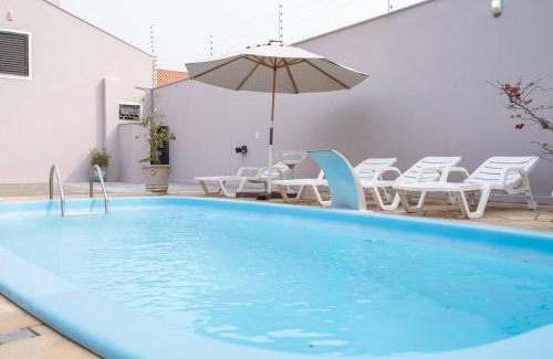 Itacolomi House | Casa Completa com Piscina Churrasqueira Sinuca Wi-Fi e Garagem para 4 Carros a 350m da Praia Acomoda 12 Pessoas, 4 Quartos com Ar-Condicionado