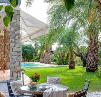 Algoda House | Casa con encanto en un jardín espectacular con piscina entre palmeras