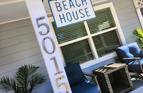 El Lago House | Casa del Charles Sleeps 8 & a five minute walk to the beach!