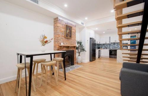 Cooks Hill House | Casa Dianna - Timeless Terrace near CBD and Waterfront