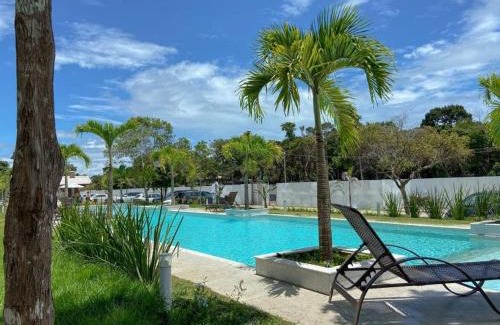 Arraial d'Ajuda House | Casa em condomínio a 200m da praia em Arraial D'ajuda, com 3 suites, sala climatizada, área gourmet privativa, Internet 300MBPS, condomínio com piscinas adulto e infantil, sauna, quadra de beach tenis e portaria 24hrs.