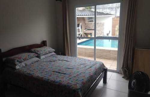 Itanhaem House | Casa em Itanhaém com 2 quartos garagem p 2 carros, churrasqueira, piscina 200 m da praia
