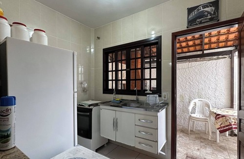 Martim de Sa House | Casa espaçosa com churrasq e Wi-Fi a 400m da praia