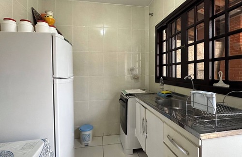 Martim de Sa House | Casa espaçosa com churrasq e Wi-Fi a 400m da praia