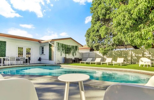 Hallandale Beach Villa | Casa Eva | 5 BR with pool | 10 mins to the beach