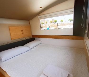 Vigo Boat Rental | Casa Flotante en el Puerto de Vigo - Different Charter