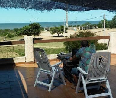 Salinas House | Casa frente a la playa, con chimenea en living