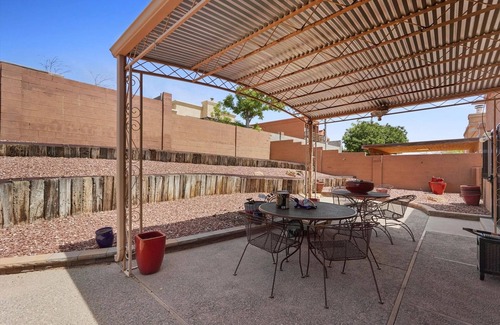 Taylor Ranch House | Casa Herradura: Desert Charm Near Petroglyph Trails, in Albuquerque's Westside.