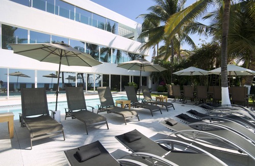 Colonia 5 de Diciembre House | Casa La Playa, MODERN, 8 BEDROOM,BEACHFRONT, Pool, Full Staff - Walk to Town