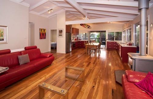 Quindalup House | Casa Lagoona A Lush Family Haven by the Beach