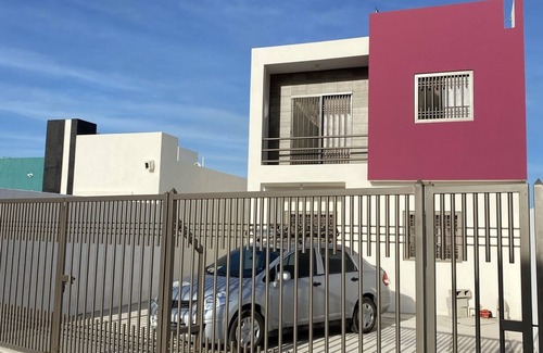 La Paz Ski Chalet | Casa llena de vida con estacionamiento y playas